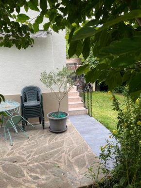 Maison Indépendante CHELLES , Paris Disney Proche JO 2024 Vaires sur Marne est a 10 minutes de Chelles des épreuves Olympique de canoé kayac 2 chambres
